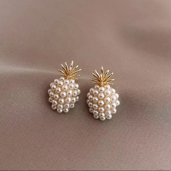 “Royal Appetite” Pearl Gold Pineapple Stud Earring - Picture 8 of 8